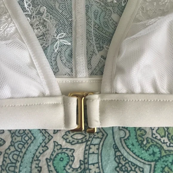 Beach Bunny Lace bralette bikini top. Large. - Picture 5 of 8